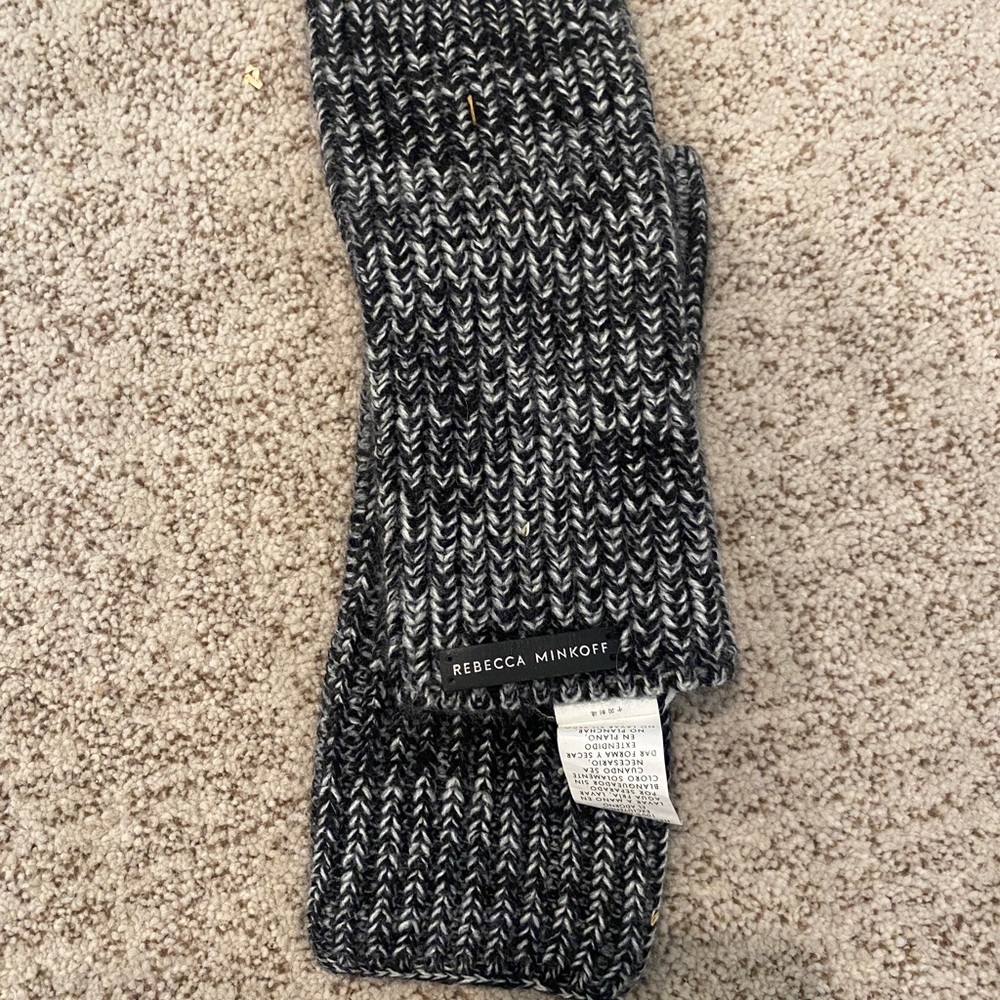 Rebecca Minkoff thumb hole gloves/warmers, gray/black pair one size
